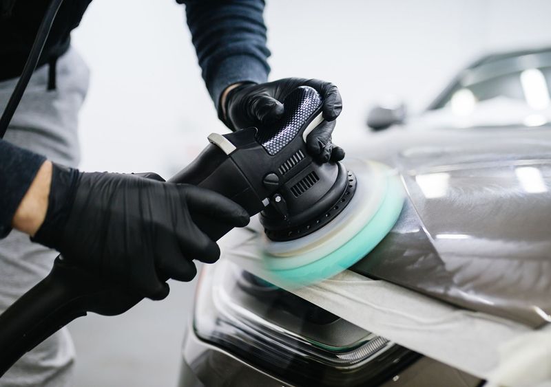 Maschinelle Lackpolitur mit Exzenterpoliermaschine